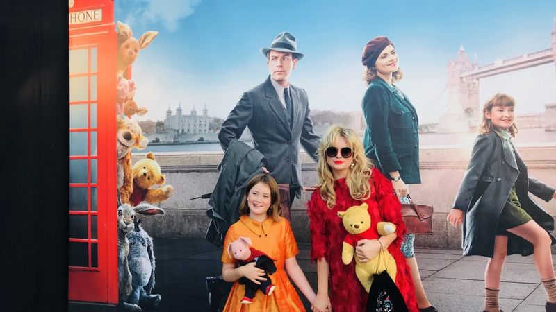 FOTO: Latvijas zīmols Lazy Francis rada kleitas filmas Kristofers Robins aktrisei