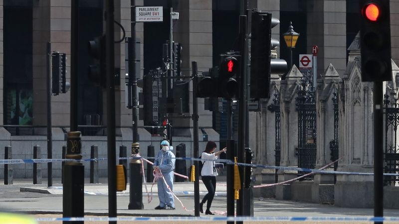 FOTO: Londonā incidentā pie parlamenta iesaistītās automašīnas vadītājs aizturēts aizdomās par terorismu