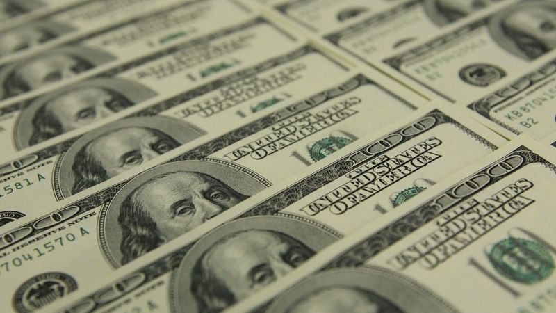 Bank Rossii sāk bankām piedāvāt ASV dolārus