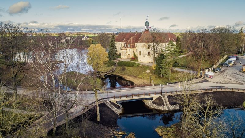 FOTO: Jaunpilī izbūvēts vienīgais kokbetona konstrukcijas tilts