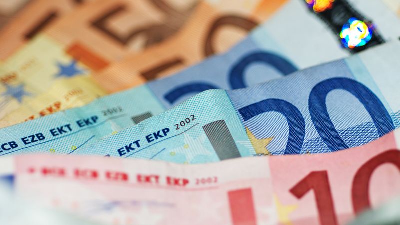 Eiro cena noslīd līdz deviņu mēnešu zemākajai atzīmei pret ASV dolāru