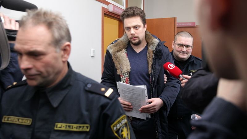 Tiesa atbrīvo no apcietinājuma Zolitūdes traģēdijas lietā aizdomās turētos Gulbi un Sergetu