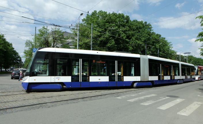 No sliedēm nobraucis zemās grīdas tramvajs