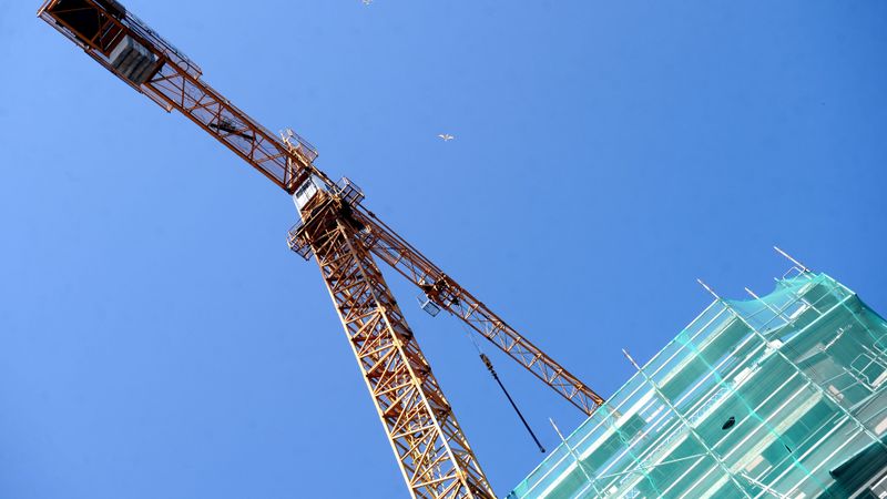Viesnīcas Rīga būvlaukumā nomiris celtņa operators