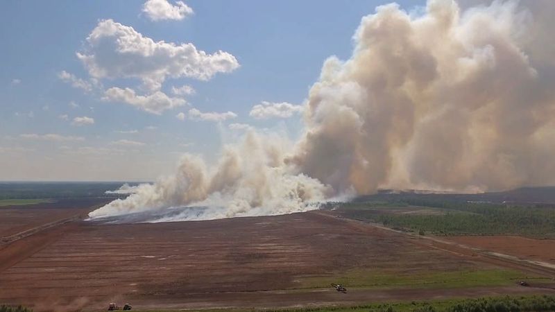 FOTO: Otro dienu turpina dzēst kūdras un meža ugunsgrēku Valdgales pagastā