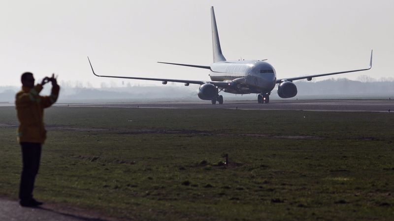 Profesionāls sērfotājs sajauc Ryanair lidmašīnas un nokļūst Zviedrijā