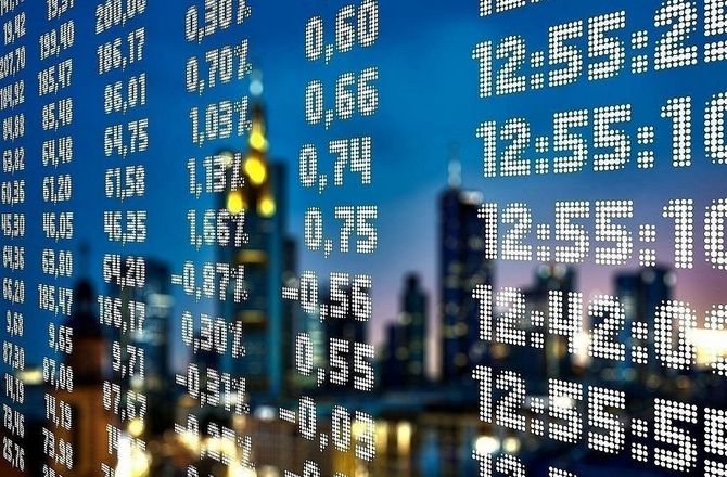 Akciju cenas Volstrītā mainās bez vienotas tendences, naftas cenas krītas