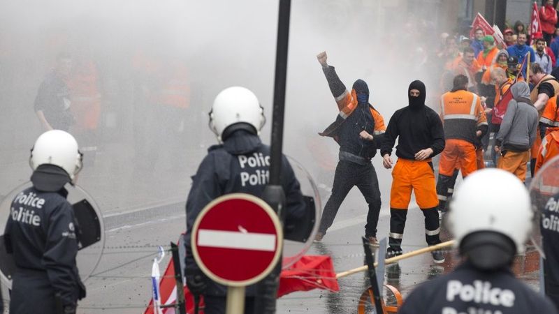 Briselē izcēlušās sadursmes starp arodbiedrību demonstrantiem un policiju