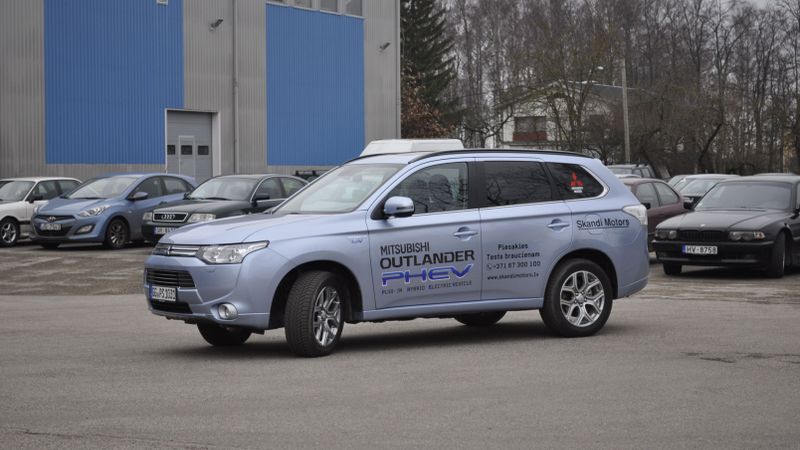 Latvijas tirgum testēšanai nodots Mitsubishi Outlander hibrīdauto