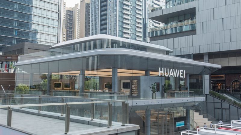 FOTO: Pūļi «gāž apkārt» Huawei pirmo tiešās tirdzniecības veikalu pasaulē