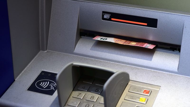 Bankas: Nevajag ļauties panikai, bankomātos izņemot skaidru naudu