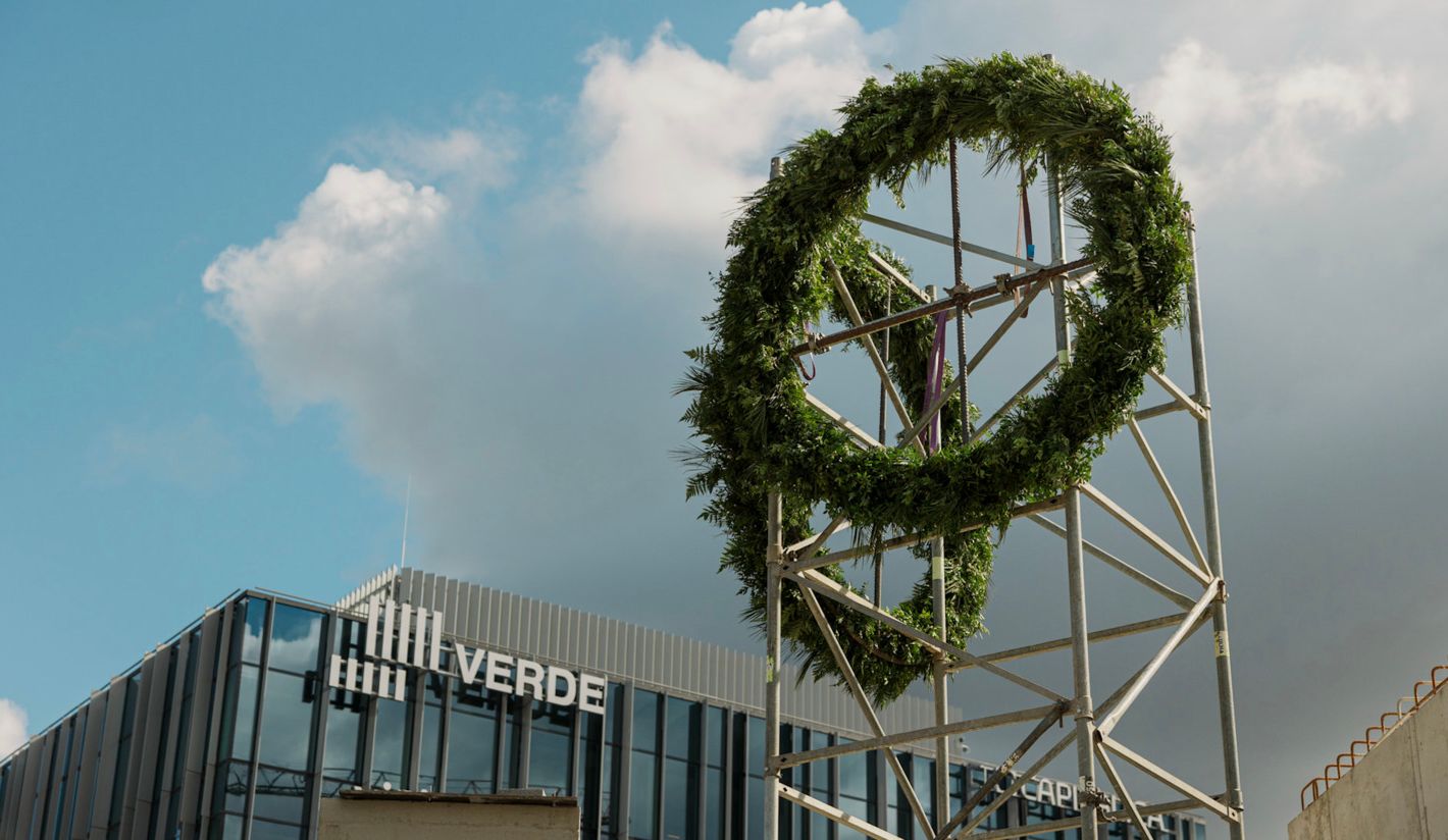 Verde atzīmē C ēkas spāru svētkus
