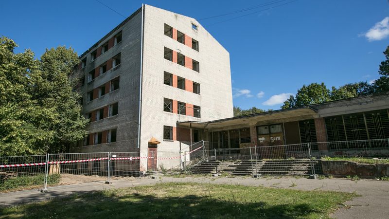 Papildināta ar FOTO: Bijušās celtnieku kopmītnes pārtaps par sociālo māju