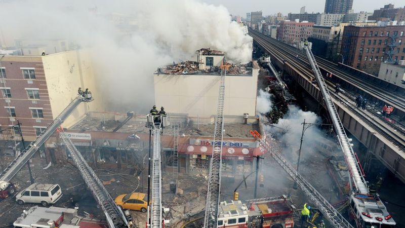 Ņujorkas dzīvojamo ēku gruvešos gājuši bojā vismaz trīs cilvēki
