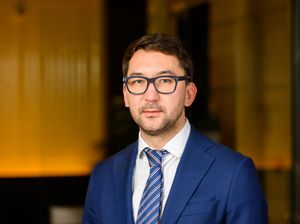 Februāris finanšu tirgos: ģeopolitiskā spriedze veido jaunu tirgus dinamiku