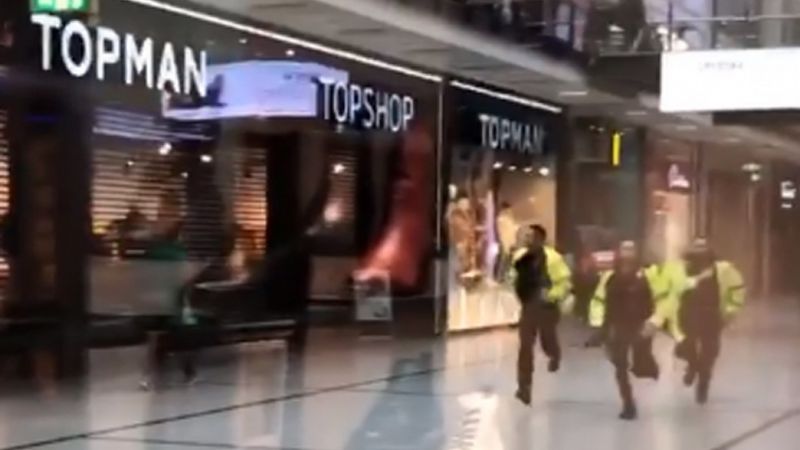 Papildināta: Tirdzniecības centrā Mančestrā sadurti vairāki cilvēki