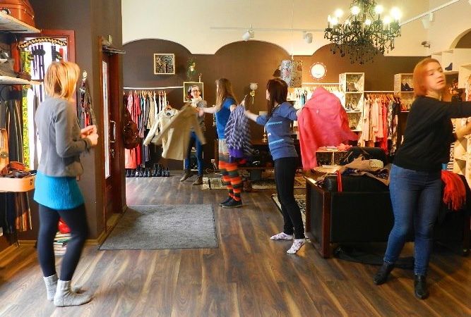 Šodien notiek «Dejas diena tavā darbā» - dejo frizieri un pārdevēji