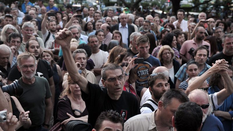 Grieķija slēdz nacionālo raidsabiedrību, dēvējot to par «izšķērdības paradīzi» un izraisot protestus