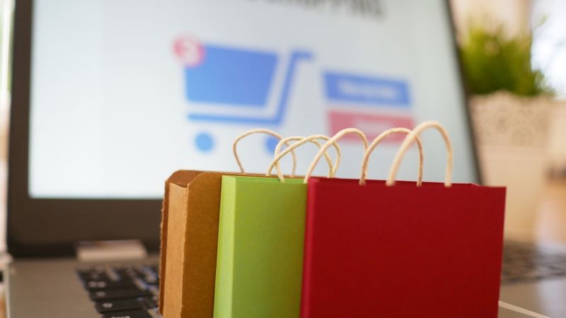 Aprīlī strauji auguši interneta tirdzniecības apjomi