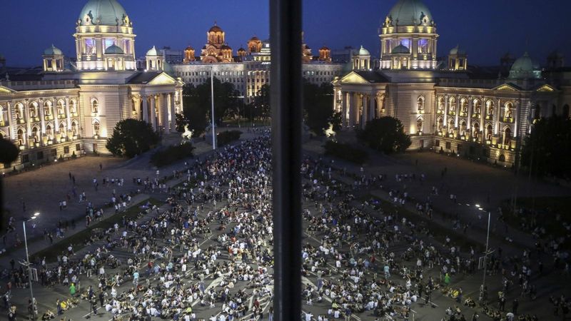 Serbijā trešo dienu turpinās protesti