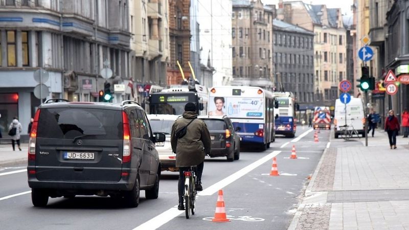 Čaka ielas pagaidu velojoslu eksperimentu pagarinās līdz 1.septembrim