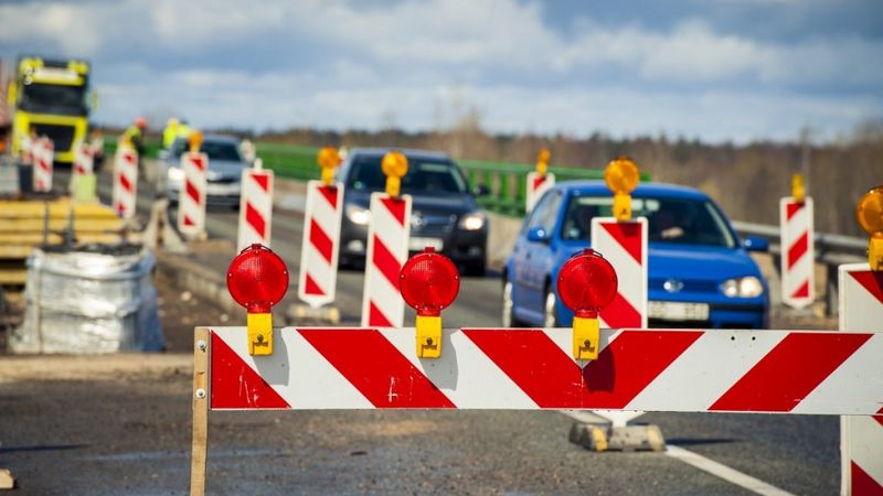 Remontdarbu dēļ satiksme ierobežota 70 valsts autoceļu posmos