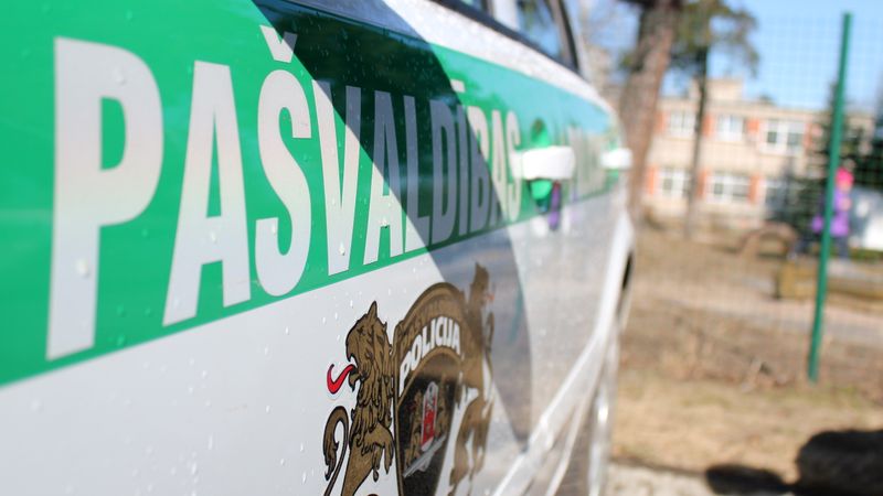 Iemūžināta Rīgas policijas pakaļdzīšanās meklēšanā izsludinātam auto
