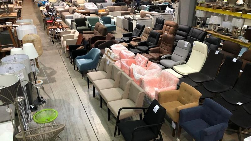 FOTO: Īpašās izpārdošanas dienās tirgo mēbeles ar stāstu
