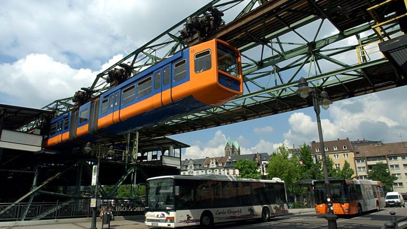 Vācijā «uzkāries» ar pasažieriem pilns gaisa tramvajs