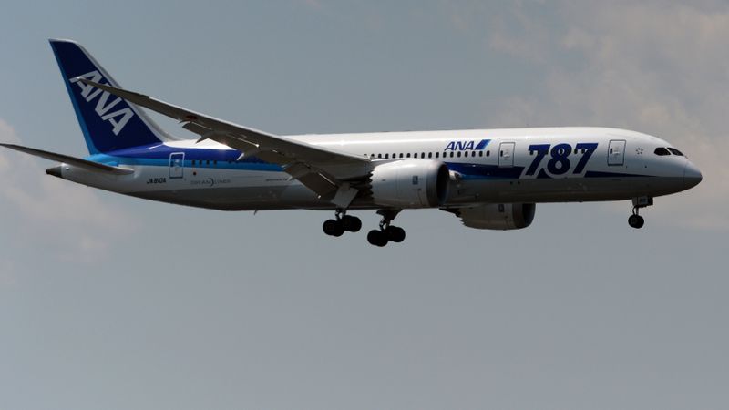 Boeing 787 Dreamliner atgriežas debesīs