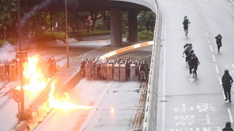 Honkongas policija metrostacijā pret protestētājiem laiž darbā stekus