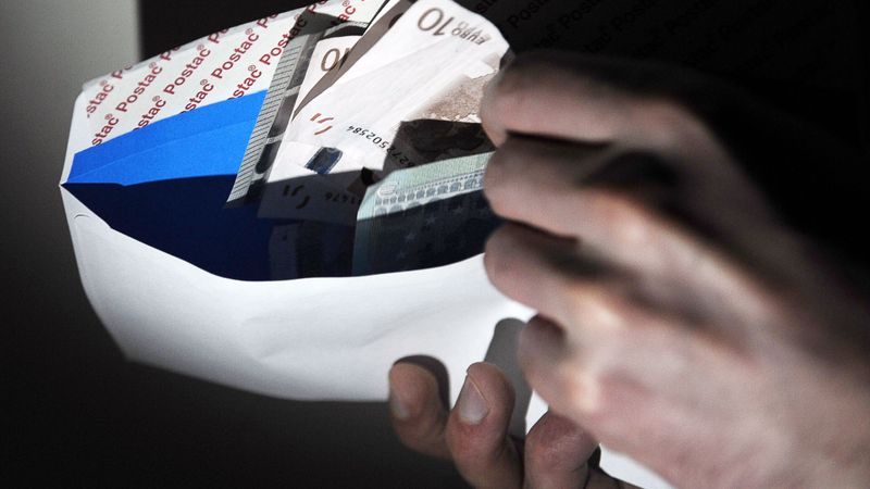 Atklāj iespējamo korupciju PMLP saistībā ar nelikumīgu termiņuzturēšanās atļauju izsniegšanu