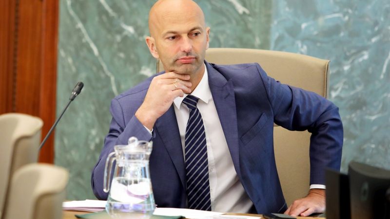 Kadru mainību valsts pārvaldē saista ar nekonkurētspējīgo atalgojumu, izdegšanu un politisko ietekmi