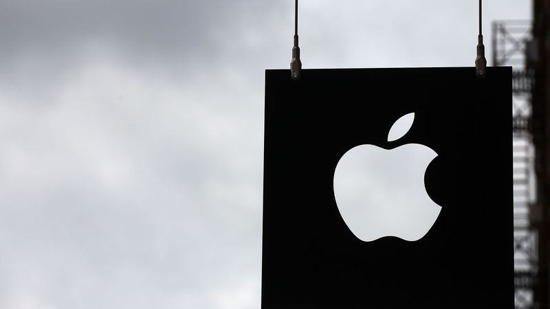 Apple peļņa turpina samazināties; rekordaugsti iPhone pārdošanas apjomi