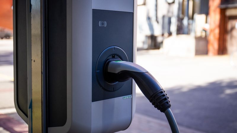 Aicina attīstīt elektroauto uzlādes punktus ar ES līdzfinansējumu