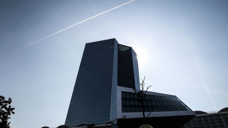 ECB eirozonas bankām Covid-19 krīzes pārvarēšanai atvieglos kapitāla rezervju prasību