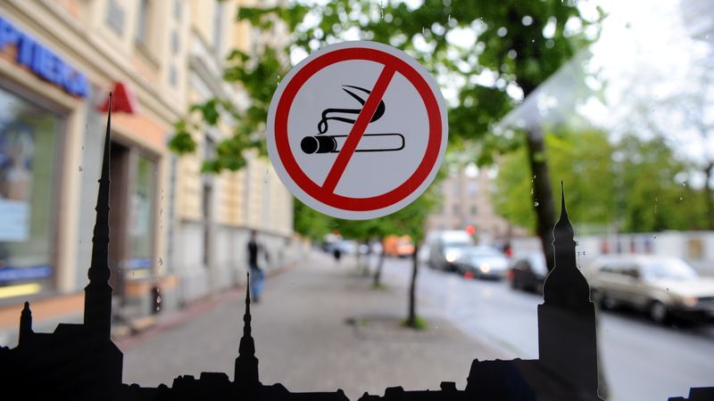Papildināta - Plāno aizliegt smēķētavas un cigarešu izvietošanu veikalu plauktos