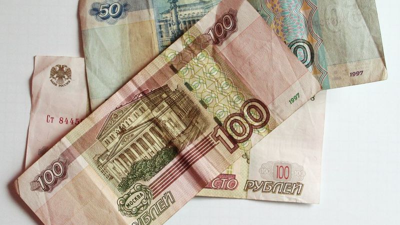 Rubļa vērtība pēc iepriekšējo dienu kāpuma nedaudz sarūk