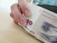 Latu likmes turpina slīdēt uz leju