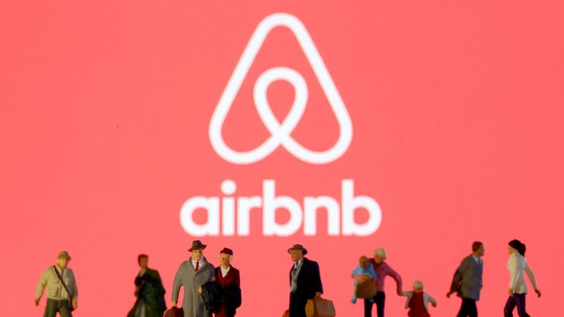 Airbnb atlaiž 25% darbinieku