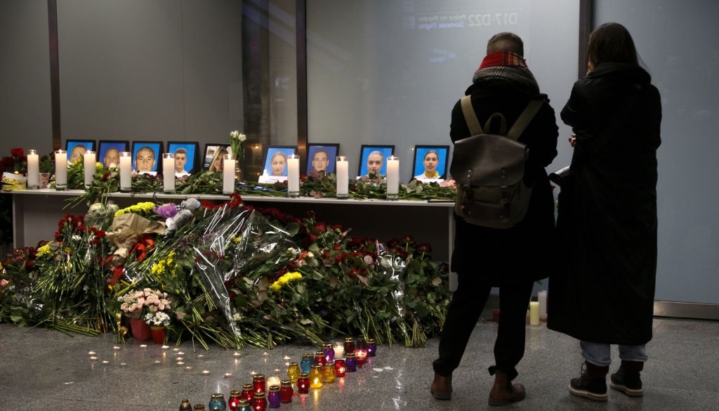 Irānas izmeklētāji: Ukrainas pasažieru lidmašīna aizdegās gaisā