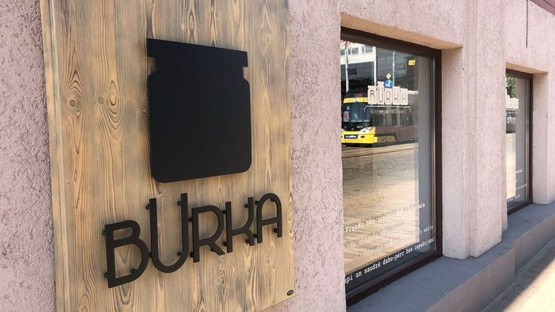 Papildināta - FOTO: Rīgā atklāts pirmais beziepakojuma veikals Burka