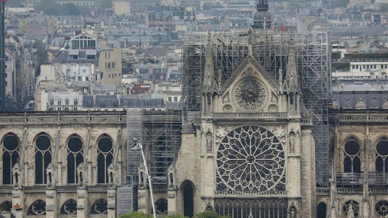 FOTO: Parīzes Dievmātes katedrāles atjaunošanai apsolīti jau teju 700 miljoni eiro