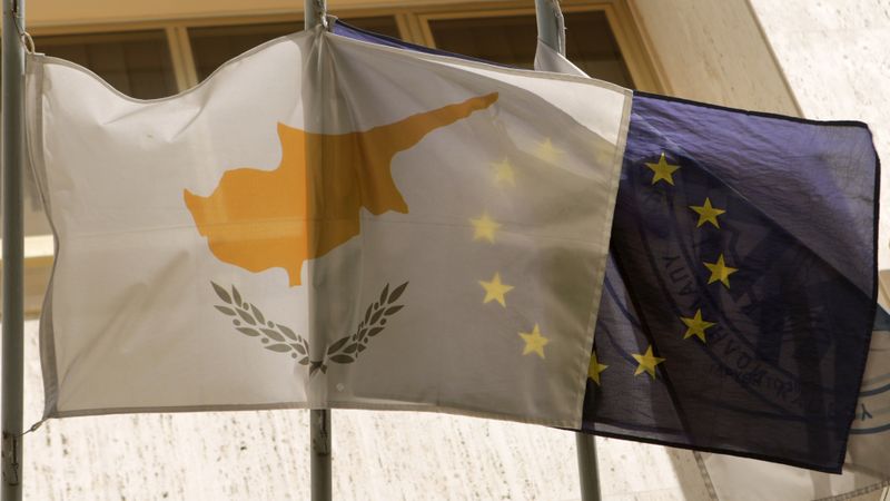 Kipra sāk saņemt aizdevumu, neskatoties uz bažām par naudas atmazgāšanu