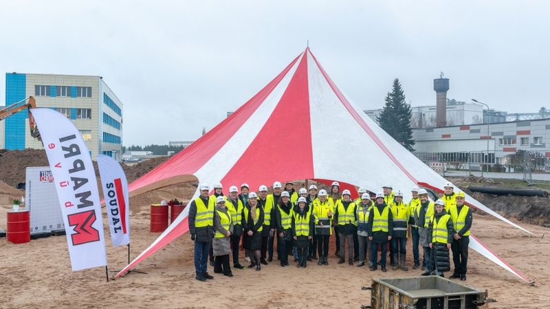 Tenachem topošās noliktavas ēkas pamatos iemūrē laika kapsulu