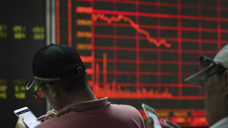 Biržu indeksi krītas, valdot bažām par tirdzniecības karu; naftas cenas sarūk