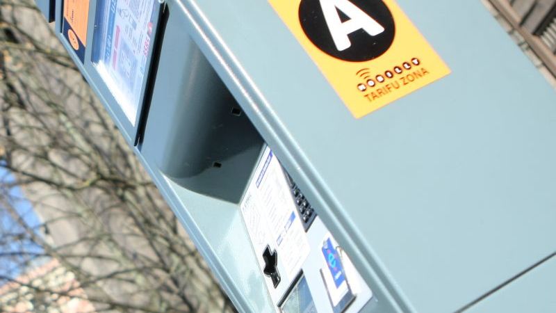 Rīgas satiksme aizstāj Mobilly zonu uzlīmes uz autostāvvietu maksas aparātiem ar savējām