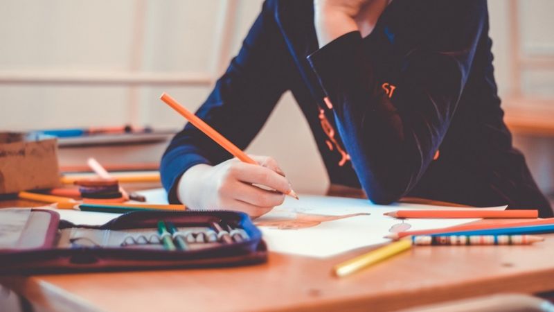 Pamatskolēni bez Covid-19 negatīva testa būs jāmāca vecākiem