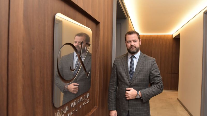 Bankas no viena grāvja iedzītas otrā