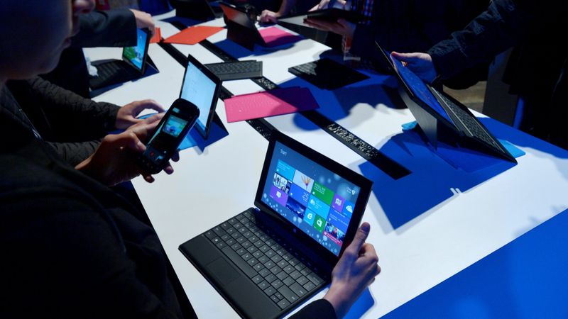 Microsoft apsūdz Surface Pro piegādes problēmu slēpšanā